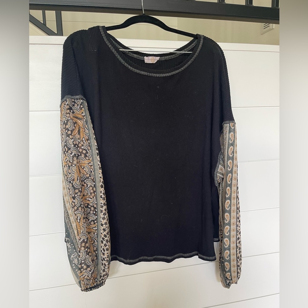 Black shirt with blouse printed sleeves